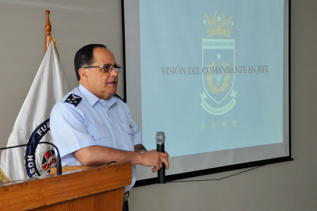 Comandante en Jefe de la FACH se reunio con personal del Hospital clinico